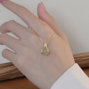 Collier élégant avec pendentif en forme de goutte, pierre précieuse verte et perle