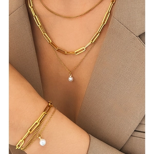 Ensemble collier et bracelet multicouches en acier doré avec pendentifs perles élégants