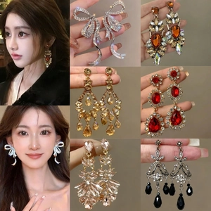 Boucles d'Oreilles Goutte d'Eau en Strass Style Palais Vintage Européen en Alliage de Cristal Boucles d'Oreilles Clous Nœud Papillon Exagéré pour Femme Bijoux de Mariage