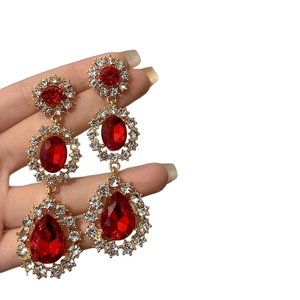 Boucles d'oreilles rétro de style palais avec pendentifs gouttes en strass rouge