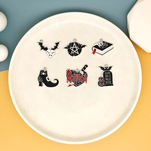 Breloques Halloween en émail avec chauve-souris et crânes pour accessoires bijoux DIY.