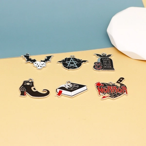 Collection de six breloques en émail sur le thème d'Halloween pour bijoux