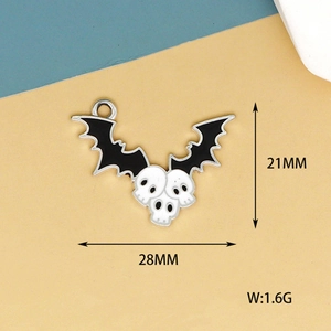 Détail de la breloque en émail squelette chauve-souris mesurant 28 mm x 21 mm