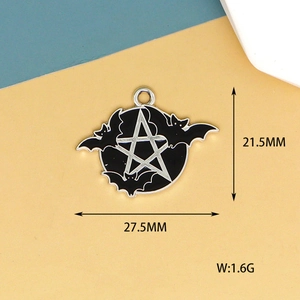 Détail macro du pendentif pentagramme chauve-souris en émail noir avec dimensions et poids