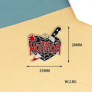 Vue détaillée du pendentif cœur d'horreur Halloween en alliage, taille 25x28mm et poids 2,8g