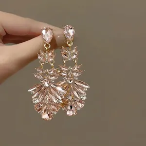 Gros plan détaillé de boucles d'oreilles de style palais avec cristaux roses étincelants