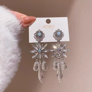Gros plan sur des boucles d'oreilles de style palais vintage avec pendentifs en cristal brillant
