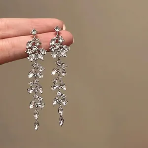 Détail de boucles d'oreilles de style cour vintage avec cristaux marquise en cascade