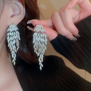 Vue détaillée de boucles d'oreilles pendantes en strass et argent de style vintage