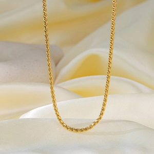 Bracelet maille ovale 3mm en acier inoxydable plaqué or 18K sur satin couleur champagne