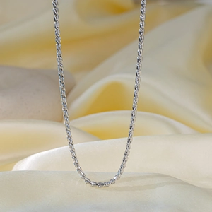 Bracelet chaîne corde 3mm en acier inoxydable argenté poli sur fond en soie douce
