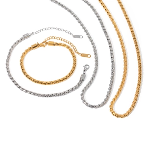 Détail macro de chaînes torsadées de 3 mm en acier inoxydable doré 18K et argenté