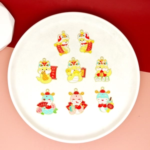 Détail des breloques en émail coloré avec serpent et motifs du Nouvel An chinois traditionnel