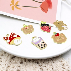 Close-up detail van schattige katten- en beren-emaille bedels voor DIY-sieradenaccessoires