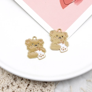Gedetailleerde weergave van schattige melktheebeer hanger voor DIY sieraden maken