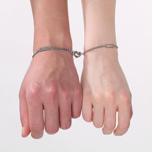 Magnetic heart couple bracelet with engravable plates in stainless steel