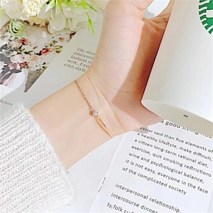 Minimalistisches Edelstahl-Armband in Roségold mit Zirkonia-Stein am Handgelenk
