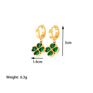Detailed view of emerald four-leaf clover drop earrings with 3cm height dimensions