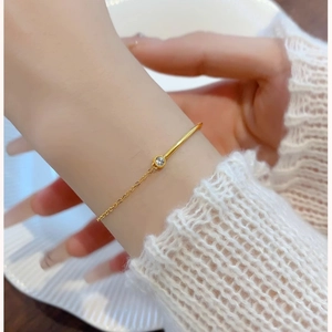 Elegantes 18K vergoldetes Edelstahlarmband mit einem einzelnen runden Zirkonia-Stein