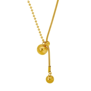 Détail du collier plaqué or avec chaîne à billes, chaîne serpent et deux sphères en métal