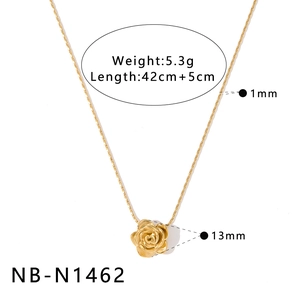 Dettaglio della collana con ciondolo a rosa dorata con misure di peso e lunghezza