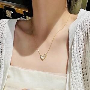Collier cœur minimaliste doré pour femme avec insert en nacre blanche et chaîne délicate