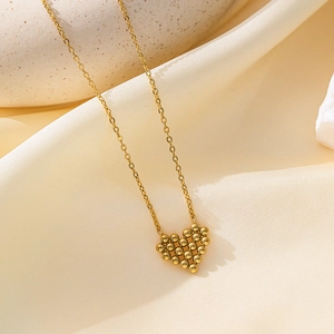 Collier élégant avec pendentif cœur en perles dorées sur chaîne minimaliste