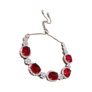Pulsera ajustable de estilo vintage con resina ovalada roja y piedras circón.