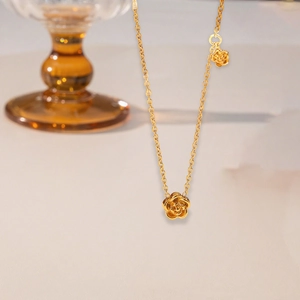 Collier élégant en acier titane doré avec pendentifs détaillés en fleurs de camélia 3D