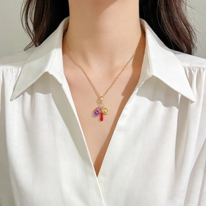 Détail en gros plan d'un collier en acier titane avec pendentifs de baseball sportifs.