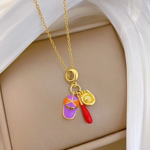 Gros plan d'un collier en acier titane avec des breloques de baseball, batte et gant
