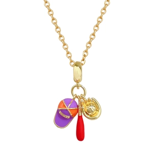 Détail du collier en acier titane avec pendentifs casquette, batte et gant de baseball.