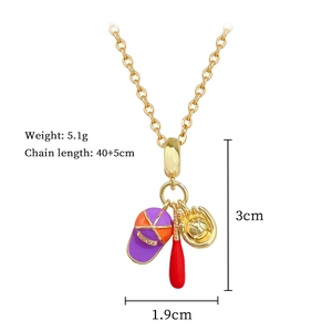 Vue détaillée d'un collier à breloques sur le thème du sport avec les dimensions