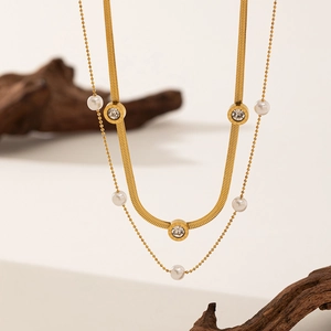 Collier double couche doré élégant avec perles, pendentifs chiffres romains et chaîne serpent