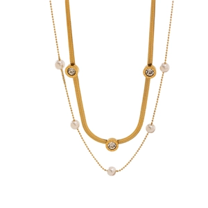 Collier double rang doré avec pendentifs chiffres romains perles et chaîne serpent