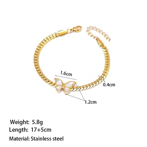 Goldenes Schmetterlings-Armband mit Muschel-Inlay auf einer flachen Gliederkette aus Edelstahl
