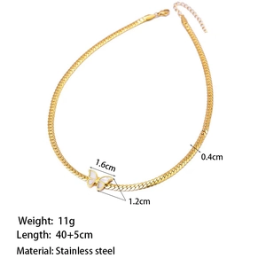 Detailansicht der goldenen Edelstahl-Schlangenkette mit Muschel-Schmetterlingsanhänger