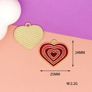 Macro detail view of a heart-shaped glitter charm showing dimensions 24x25mm and weight 2.2g