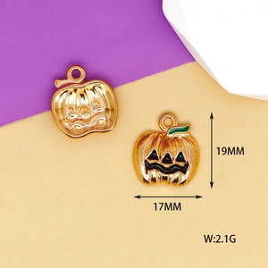 Close-up of Halloween pumpkin charms with detailed dimensions of 19mm x 17mm and 2.1g