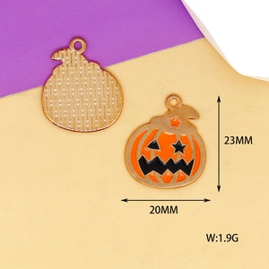 Detail of Halloween pumpkin alloy charm with measurements and weight specifications.