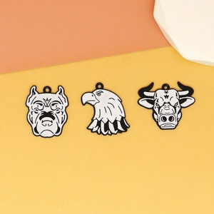 Détail des pendentifs bêtes en alliage noir et blanc avec chien, aigle et taureau