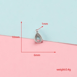 Makroaufnahme einer 10x6mm Tropfen-Edelstahl-Krallenfassung inkl. Gewichtsangabe.