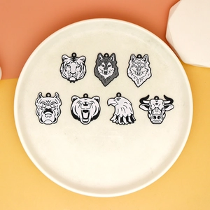 Vue détaillée de breloques d'animaux noir et blanc en alliage pour bijoux DIY