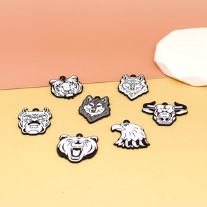 Vue détaillée de pendentifs en alliage de tête d'animal noir et blanc pour bijoux.