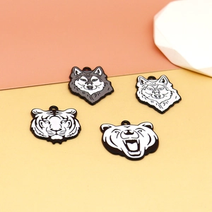 Gros plan de breloques en émail de tigre loup ours noir et blanc pour bijoux DIY