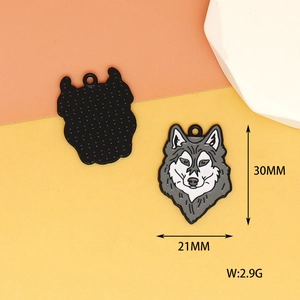 Vue détaillée pendentif loup en émail, hauteur 30mm et poids 2,9g