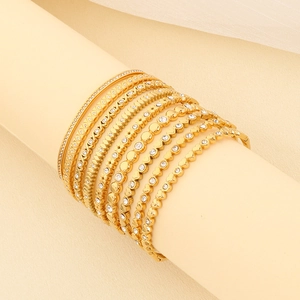 Set di eleganti bracciali in acciaio inossidabile dorato con dettagli in strass lucenti