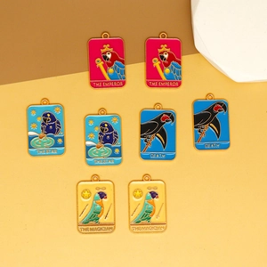 Detailansicht von Papagei-Tarot-Emaille-Anhängern mit goldfarbenem Legierungsrahmen