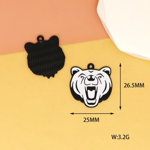 Vue détaillée d'un pendentif ours en émail noir et blanc avec dimensions
