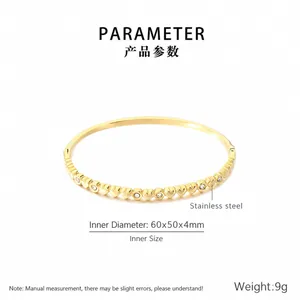 Elegante bracciale rigido in acciaio inossidabile dorato con cuori e cristalli